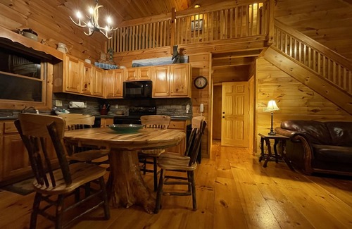 Ellijay Cabina | Riverside Cabin with Gameroom, Deer, & Fishing.