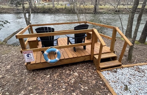Ellijay Cabina | Riverside Cabin with Gameroom, Deer, & Fishing.