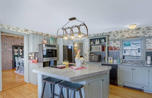 Freedom Casa | Riverside Charm: Water Front, Dogs OK, Beach, Dock, Hammocks, Kayaks, Fishing, Fast WiFi