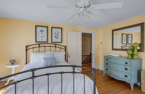 Freedom Casa | Riverside Charm: Water Front, Dogs OK, Beach, Dock, Hammocks, Kayaks, Fishing, Fast WiFi