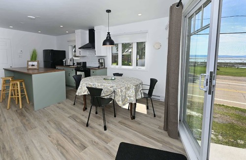 Isle aux Coudres Apartamento | Riverside Condo with Pool - Les Voitures d'Eau