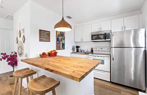 Sailboat Bend Condominio | Riverside Comfort: Spacious 2BR Apartment