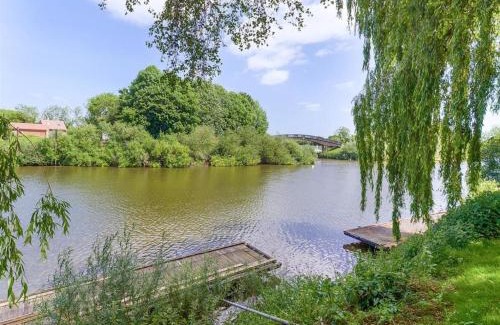 Upton upon Severn Casa | Riverside Cottage with balcony and fishing jetty