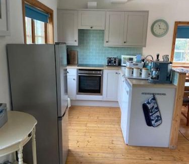 Upton upon Severn Casa | Riverside Cottage with balcony and fishing jetty