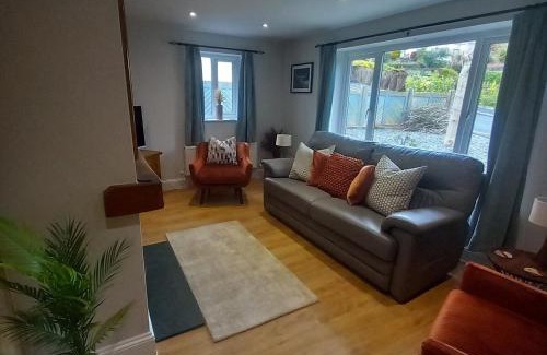 Backbarrow Casa | Riverside Cottage 6 guests 4 adults max hot tub
