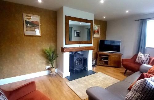 Backbarrow Casa | Riverside Cottage 6 guests 4 adults max hot tub