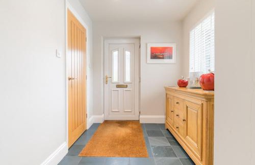 Backbarrow Casa | Riverside Cottage 6 guests 4 adults max hot tub