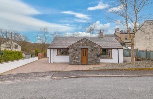 Backbarrow Casa | Riverside Cottage 6 guests 4 adults max hot tub