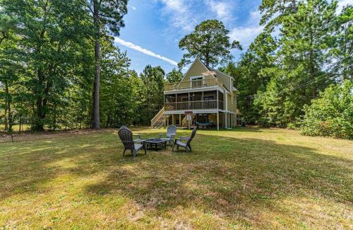 Coles Point Chalet De Esquí | Riverside Dreams -golfcart-views-screened porch
