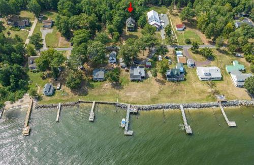 Coles Point Chalet De Esquí | Riverside Dreams -golfcart-views-screened porch