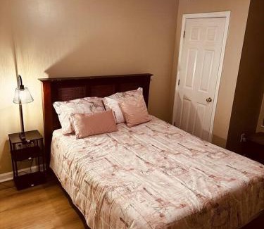 Sevierville Casa | Riverside Escape King Suite, and Queen Suite.