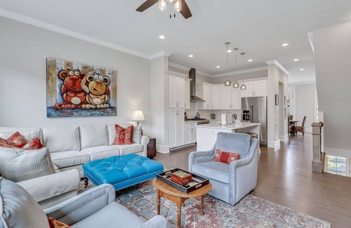 Hitch Village - Fred Wessels Homes Casa | Riverside Getaway In Unbeatable Location W/ Parking by Lucky Savannah