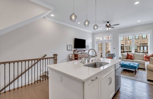 Hitch Village - Fred Wessels Homes Casa | Riverside Getaway In Unbeatable Location W/ Parking by Lucky Savannah