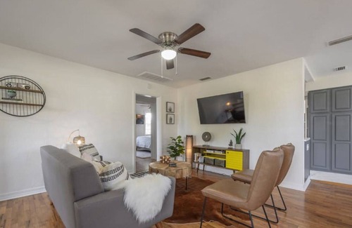 Riverside Heights Casa | Riverside Heights. Game room. Near Riverwalk area