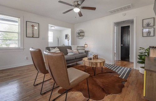 Riverside Heights Casa | Riverside Heights. Game room. Near Riverwalk area
