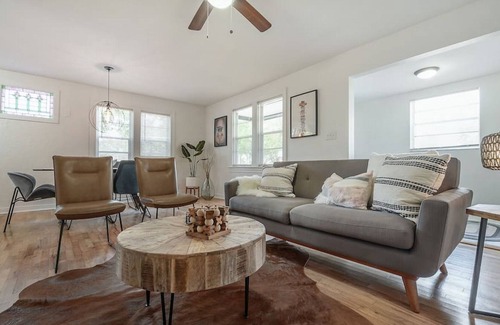 Riverside Heights Casa | Riverside Heights home with detached guest house.