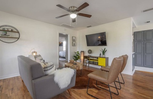 Riverside Heights Casa | Riverside Heights home with detached guest house.