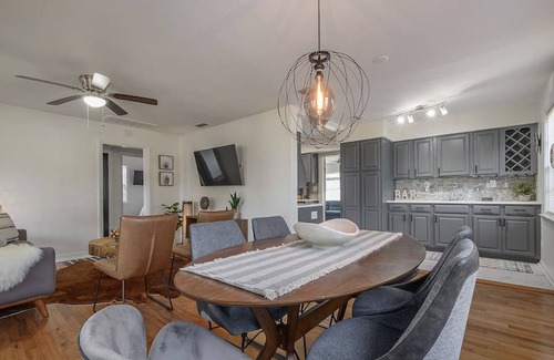 Riverside Heights Casa | Riverside Heights home with detached guest house.
