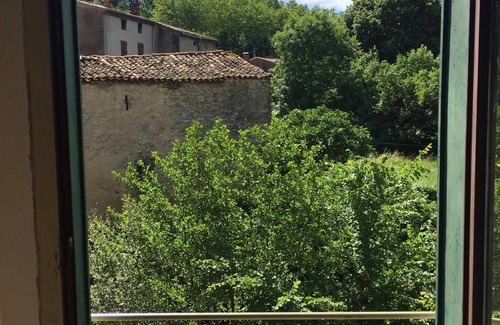 Puivert Casa | Casa junto al río, en un pueblo tranquilo, cerca del lago y restaurantes.