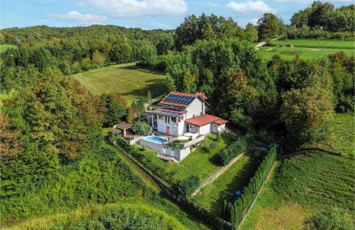 Karlovac Casa | Riverside House with Pool and Hot Tub - Happy Rentals