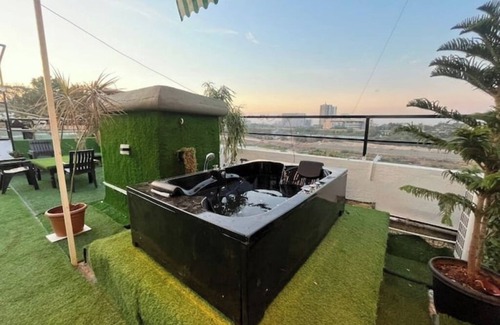Koregaon Park Apartamento | Riverside Jacuzzi Terrace patio with safety