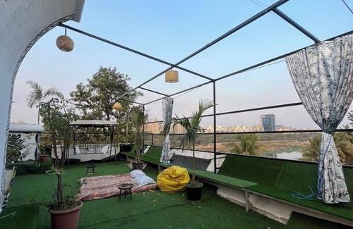 Koregaon Park Apartamento | Riverside Jacuzzi Terrace patio with safety