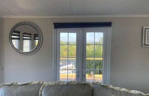 Forest of Dean Casa | Riverside Lodge, with Hot tub on The River Severn