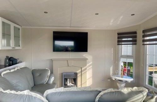 Forest of Dean Casa | Riverside Lodge, with Hot tub on The River Severn