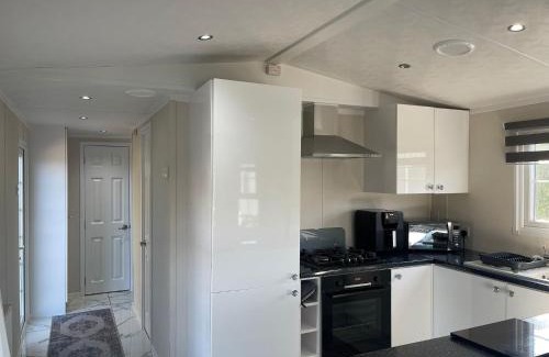 Forest of Dean Casa | Riverside Lodge, with Hot tub on The River Severn