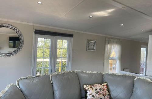 Forest of Dean Casa | Riverside Lodge, with Hot tub on The River Severn