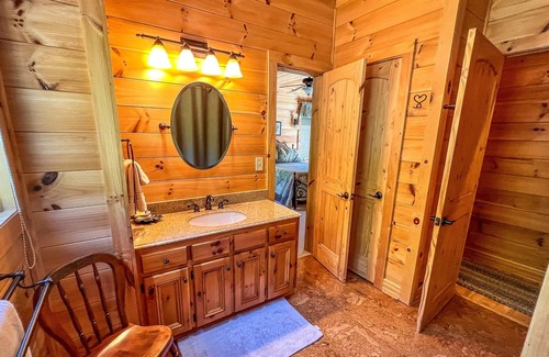 Laurel Springs Cabina | REFLEXIONES RIVERSALES: ¡Fácil acceso a los ríos, fogatas, WiFi y porche cubierto!
