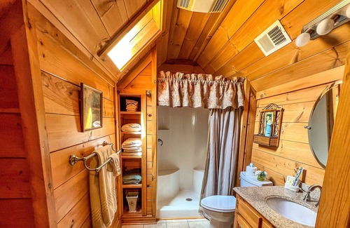 Laurel Springs Cabina | REFLEXIONES RIVERSALES: ¡Fácil acceso a los ríos, fogatas, WiFi y porche cubierto!