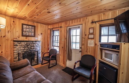Lincoln Cabina | RIVERSIDE RELAXATION: The Moose Antler at the PEMICABINS
