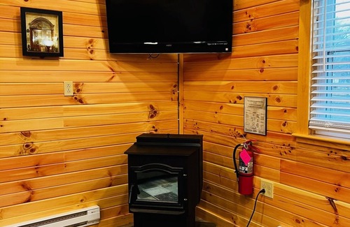 Elkins Cabina | RIVERSIDE RENOVATED 1950's schoolhouse, HOT TUB, Pellet Stove, Pet Friendly