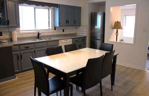 Regional District of Nanaimo Casa | Riverside Resort - House on the River (4 Bed 3 Bath Character House)