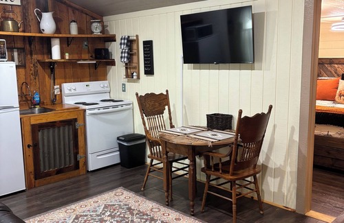 Albany Casa | Riverside Rest - 27 miles from Durant - King Bed- horse lot on property