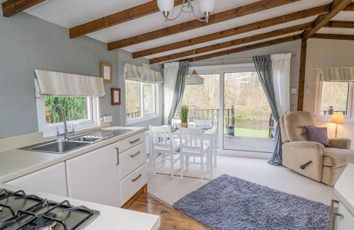 Builth Wells Cabaña | RIVERSIDE REST, family friendly, with a garden in Builth Wells