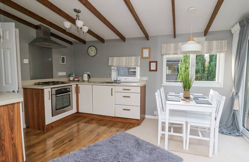 Builth Wells Cabaña | RIVERSIDE REST, family friendly, with a garden in Builth Wells