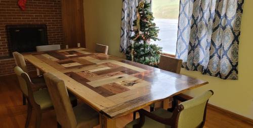 North Tazewell Casa | Riverside Retreat and Arcade