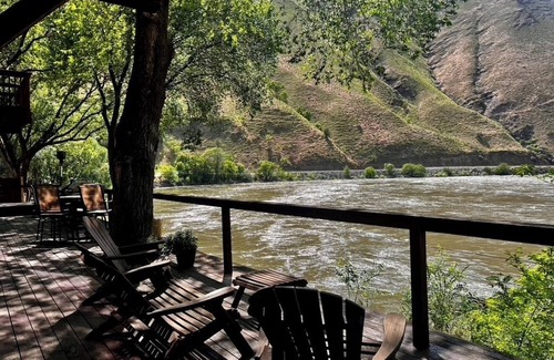 Riggins Casa | Riverside retreat at Rita Rapids Lodge