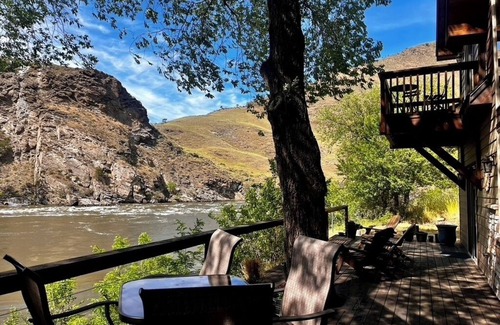 Riggins Casa | Riverside retreat at Rita Rapids Lodge