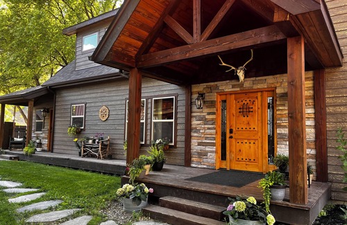 Riggins Casa | Riverside retreat at Rita Rapids Lodge