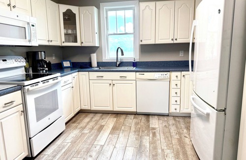 Hague Casa | Waterfront 3-Bed Oasis Perfect for City Getaway