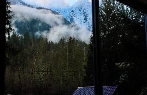 Gold Bar Cabina | Riverside Retreat Hot Tub Sauna Yards Firepits Gazebo and Stunning Views. + Pets