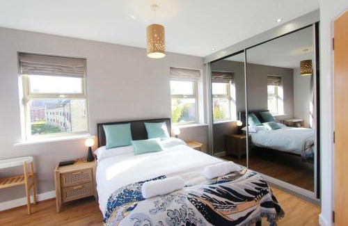 Leeds Apartamento | Riverside Retreat Leeds City Location Modern 2-Bed 2-Bath Townhouse & Free Parking
