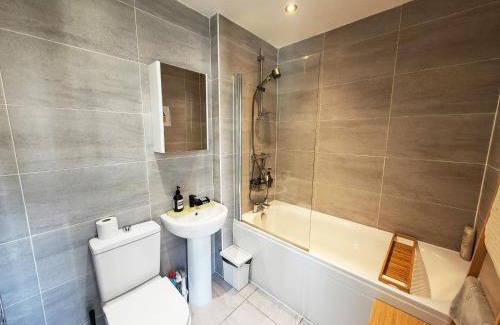 Leeds Apartamento | Riverside Retreat Leeds City Location Modern 2-Bed 2-Bath Townhouse & Free Parking