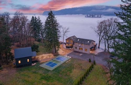 Halifax Casa | Riverside Retreat Sleeps 20