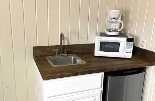 Alger Casa | Riverside Romance: Couple Getaway with Cozy Tavern Dining & Indoor Pool Access