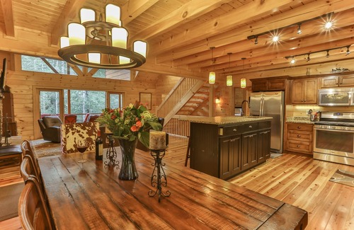 Ellijay Cabina | Waterfront Lodge- más de 750 'frente al río, jacuzzi, mesa de billar, porches