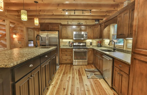 Ellijay Cabina | Waterfront Lodge- más de 750 'frente al río, jacuzzi, mesa de billar, porches